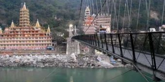 ​Turis Prancis Foto Telanjang di Jembatan Suci Umat Hindu