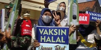 Pakai Pikap, Nakes di Gresik Gencar Ajak Masyarakat Tak Takut Divaksin