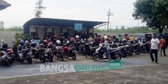 Warga Jombang Panik Biaya STNK dan BPKB Naik, 'Geruduk' Kantor Samsat