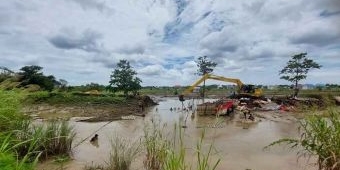 DPUTR Gresik Perbaiki Tanggul Jebol di Desa Jono dan Keruk Kali Lamong
