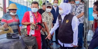 Tinjau Ketersediaan Solar Bagi Nelayan di PPN Brondong, Gubernur Khofifah Pastikan Stok Aman