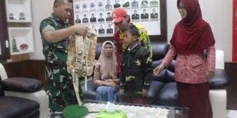 Dandim 0807/Tulungagung Berikan Apresiasi Aksi Patriotisme Bocah SD Pemanjat Tiang Bendera