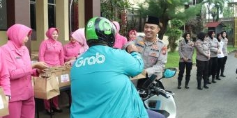 Polres dan Bhayangkari Bangkalan Bagikan Takjil ke Pengguna Jalan