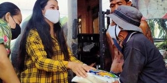 Pengusaha Properti Trenggalek Bagikan Beras 1 Ton Lebih untuk Warga Miskin