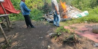 Polisi Bongkar dan Bakar Arena Sabung Ayam di Prambon Sidoarjo