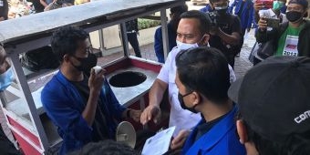 Gagal Gelar Demo Protes Kebijakan PPKM, BEM Unmuh Jember Pilih Baksos di Sekitar Gedung Dewan