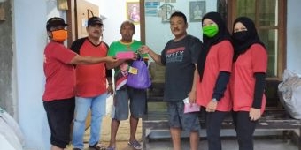 Relawan Barata Salurkan Ratusan Paket Sembako pada Warga Terdampak Covid-19