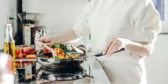 Ketahui Hukum Mencicipi Masakan saat Memasak di Bulan Puasa, Boleh Tapi..