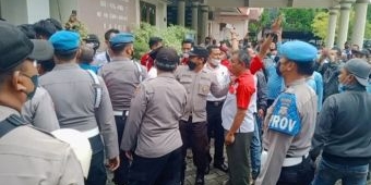 Buntut Pemberhentian 128 Karyawan RSUD Kota Probolinggo, Massa Aksi Nyaris Bentrok dengan Polisi