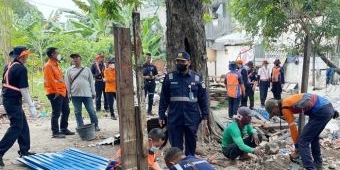 Amankan Aset Negara, KAI Daop 8 Surabaya Tertibkan Lahan di Jalan Ambengan