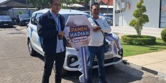 Para Nasabah BRI Tuban Pemenang PHS Semester I 2025 Terima Langsung Hadiah Mobil dan 11 Motor