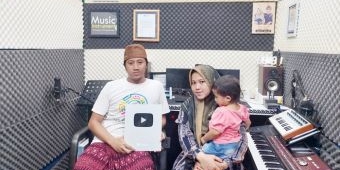Lewat Selawat, Pasutri ini Raih Plakat Silver Play Button dari Youtube