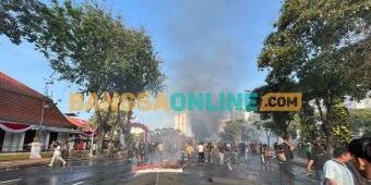 Demo Ojol di Surabaya Ricuh, Pagar Grahadi Ambruk, Petugas Tembakkan Gas Air Mata