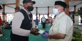 Sebanyak 6.430 Pelaku Usaha Kecil di Situbondo Terima Bantuan Uang Tunai dari Bupati