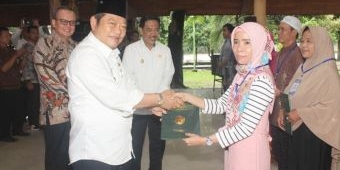 Bertahap, BPN Sidoarjo Serahkan Sertipikat Hasil PTSL 2018