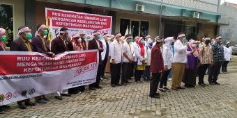 Tolak RUU Kesehatan Omnibus Law, Puluhan Tenaga Profesi Kesehatan di Jombang Demo