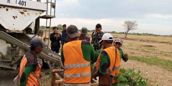 TMMD ke-126 Sidoarjo Pasang PJU di Kedondong