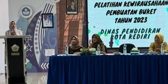 Beri Bekal Kewirausahaan, Bunda Fey Buka Pelatihan Pembuatan Buket