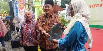 BPN Serahkan Sertipikat Tanah Kepada UKM Pamekasan