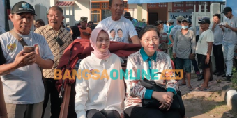 Bakal Calon Wali Kota Muda Kediri Vinanda Keliling Naik Becak Sapa Warga