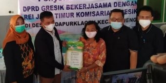 DPRD Gresik Gandeng REI Jatim Bantu 400 Paket Sembako untuk Korban Banjir di Benjeng