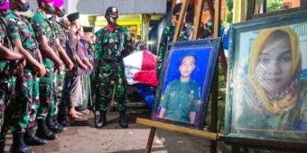Isak Tangis Sambut Jenazah Sertu Eka Andriyanto dan Sri Lestari, Korban Serangan KKB Papua