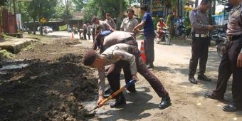 Petugas Gabungan Akhirnya Bersihkan Lumpur di Sekitar Jembatan Jagalan