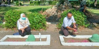 PWI Ngawi Peringati HUT Kemerdekaan Dengan Ziarah ke TMP dan Bagikan Sembako ke Veteran