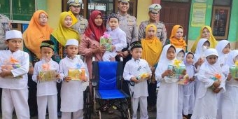 Satlantas Polres Tuban Sosialisasi Tertib Lalu Lintas dan Berikan Bantuan Kursi Roda ke Siswa TK