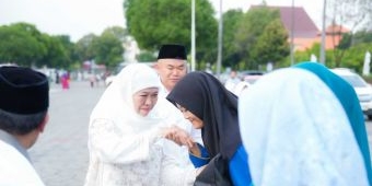 Gubernur Khofifah Bagikan 290 Paket Sembako Jelang Ramadhan di Surabaya