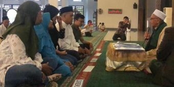 Diiringi Tangis Haru, 5 Penganut Kristen-Katolik Serentak Bersyahadat di Masjid Al Akbar Surabaya