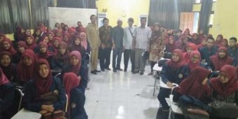 Pintu Kampus Ditutup, Mahasiswa Keperawatan Unair Gresik Terancam Dimerger ke Lamongan