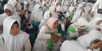 Warga Jatim Berjubel Hadiri Kampanye Terakhir Khofifah-Emil, Kiai Asep: Menang 70%