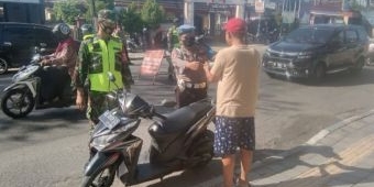 Koramil Paron Gelar Operasi Yustisi Sekaligus Bagi-Bagi Masker