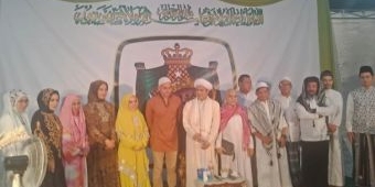 Artis dan Ribuan Jamaah Berbaur Melantunkan Salawat Bersama Gus Anom