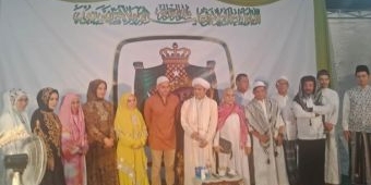 Artis dan Ribuan Jamaah Berbaur Melantunkan Salawat Bersama Gus Anom