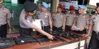  Cegah Penyalahgunaan, Sipropam Polres Lamongan Cek Senjata Api Dinas Personel