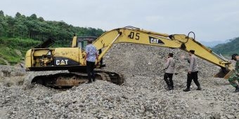 Patroli di Tambang Pasir Lahar Kelud, Polisi Temukan Alat Berat Ditinggal Operatornya