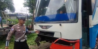Bus Kota JMP-Bungurasih Tabrak Pembatas Jalan, Kerugian Capai Rp25 Juta