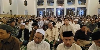 Puluhan Ribu Jemaah Tarawih Pertama di Masjid Al-Akbar, Ada Tiga Kelompok Sikapi Ramadan