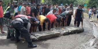 Geram Tak Kunjung Diperbaiki, Warga Desa Jugo Blitar Tutup Jalan Pakai Beton