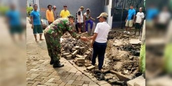 Perbaiki Drainase, Babinsa Semampir Pastikan Anti Banjir