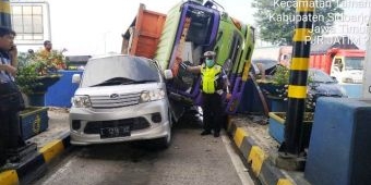 Kecelakaan di Waru, Dump Truk Terguling Timpa Mobil Minibus Daihatsu 