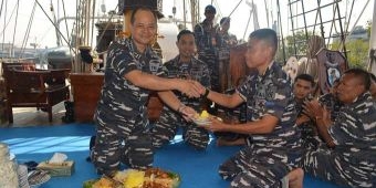 Jelang Pelayaran Memperingati HUT RI ke-72, KRI Dewaruci Adakan Doa Bersama