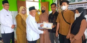 Giat Bimwin, KUA Semanding Tuban Bagikan 1.000 Bibit Mangga Garifta Merah kepada Calon Pengantin