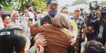 Dipeluk Bupati Kediri, Emak-Emak ini Menangis Haru