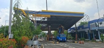 Diduga Supir Lalai, Gerbang Tol Banyu Urip Surabaya Rusak Dihantam Bak Truk