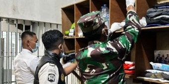 Rutan Gresik Gelar Razia Gabungan, Pastikan Tak Ada HP dan Narkoba di Kamar Hunian