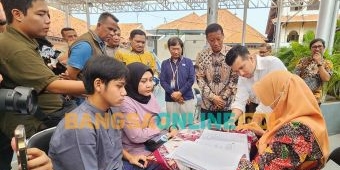 Plt Gubernur Jatim Tinjau Pengambilan PIN Pendaftaran SPMB 2025