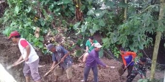Longsor Dibersihkan, Jalan Desa Jenglungharjo Bisa Dilalui